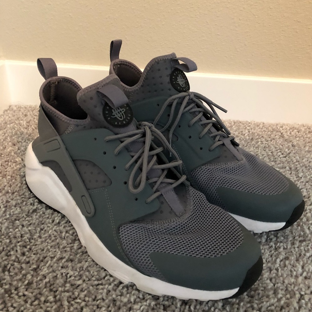 Nike huaraches white and grey size 12